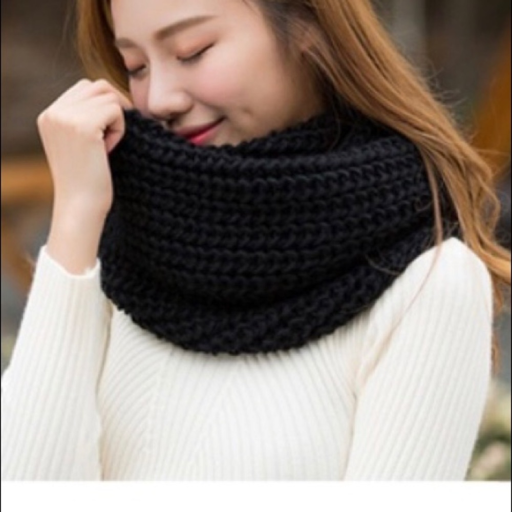 🌑 Black Woman’s circle scarf *NWT* 🌑